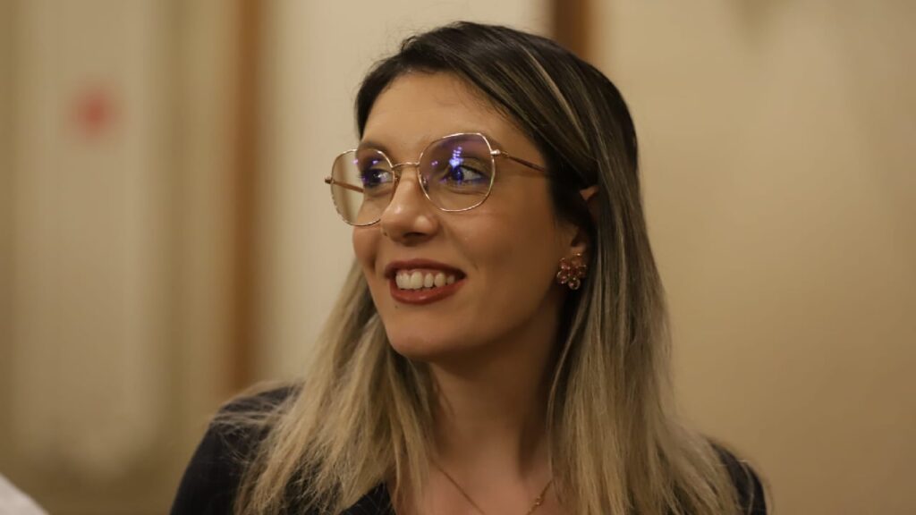 Diana Buzoianu, ministra mediului, îmbrăcată într-un sacou negru