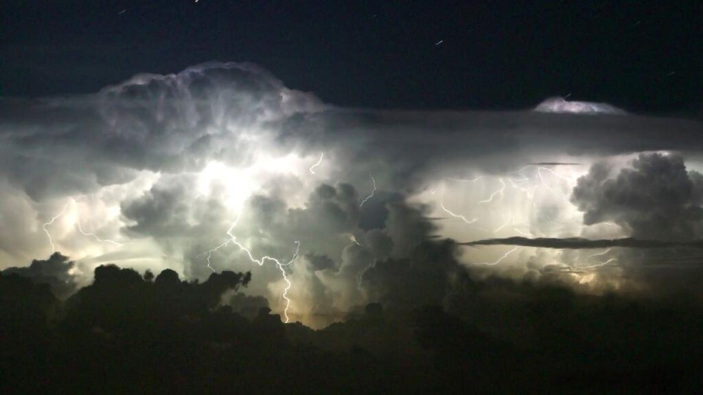 Alertă meteo. Cod galben de furtuni în jumătate de țară, duminică
