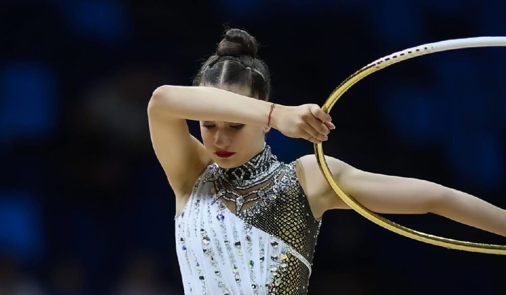 Amalia Lică, o tânără gimnastică din România, în vârstă de 16 ani, în timp ce execută exercițiul