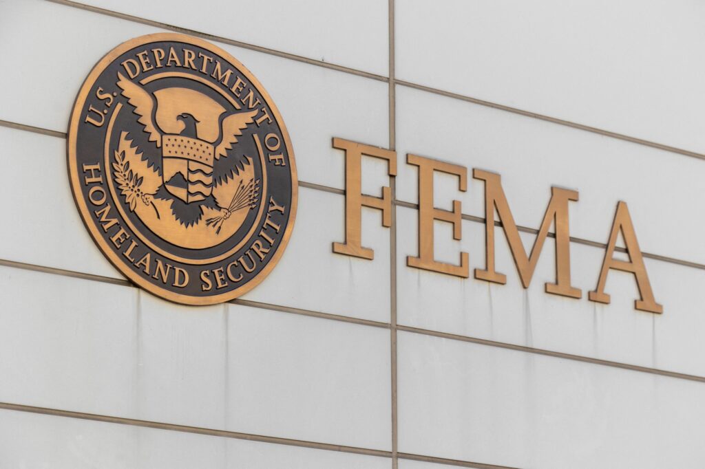 Angajații FEMA care au criticat măsurile luate de administrația Trump trimiși în concediu administrativ