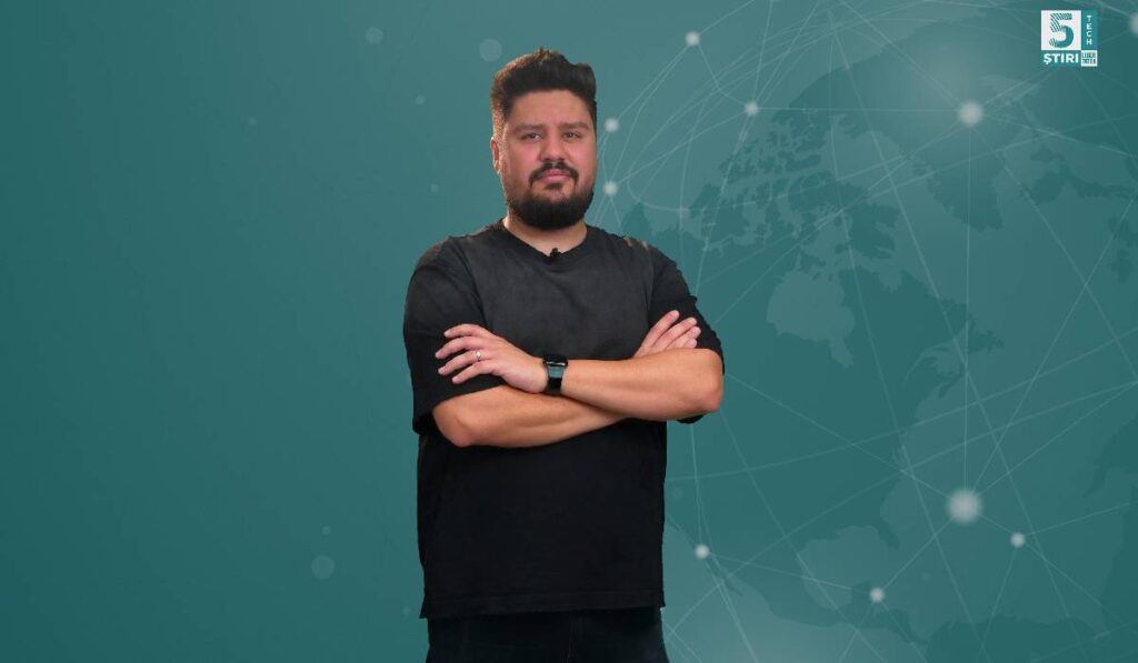 Claudiu Râpan îți prezintă cele 5 Știri din Tech by Libertatea, îmbrăcat întrun tricou negru, pe fundal verde