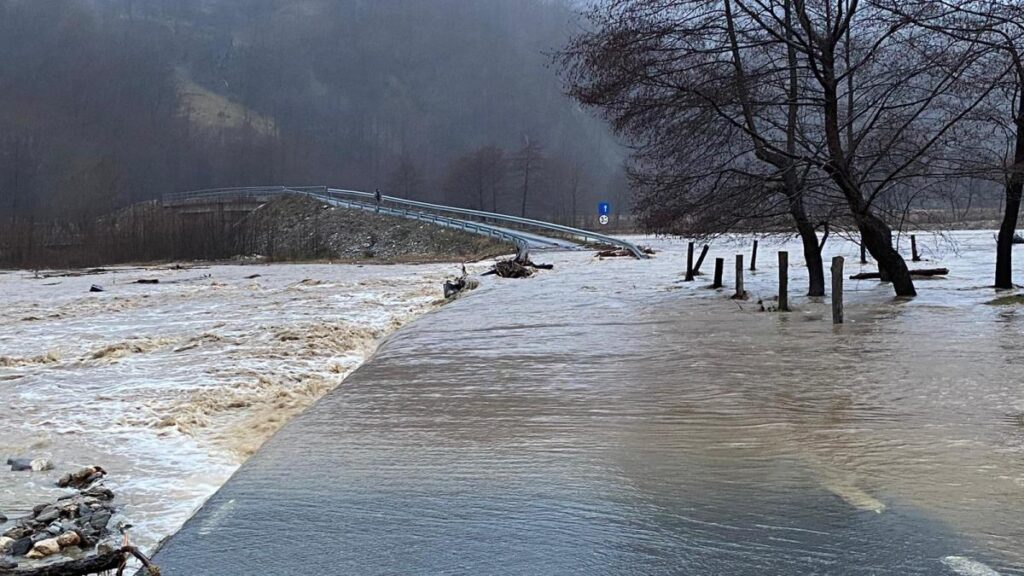 Avertizare meteo. Coduri galbene și portocalii de inundații pe mai multe râuri din țară
