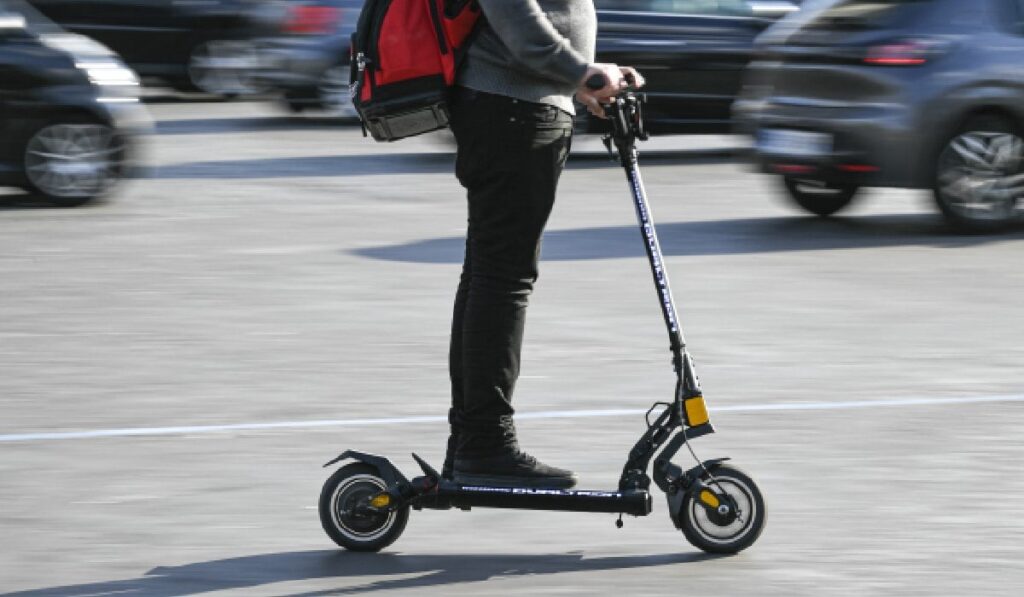 Imaginea ilustrată arată trotinete electrice self-service, dezvoltarea transportului durabil în megaorașe, utilizatori care își folosesc E-scooter-ul, pe străzile din Paris, Franța, la 30 noiembrie 2022