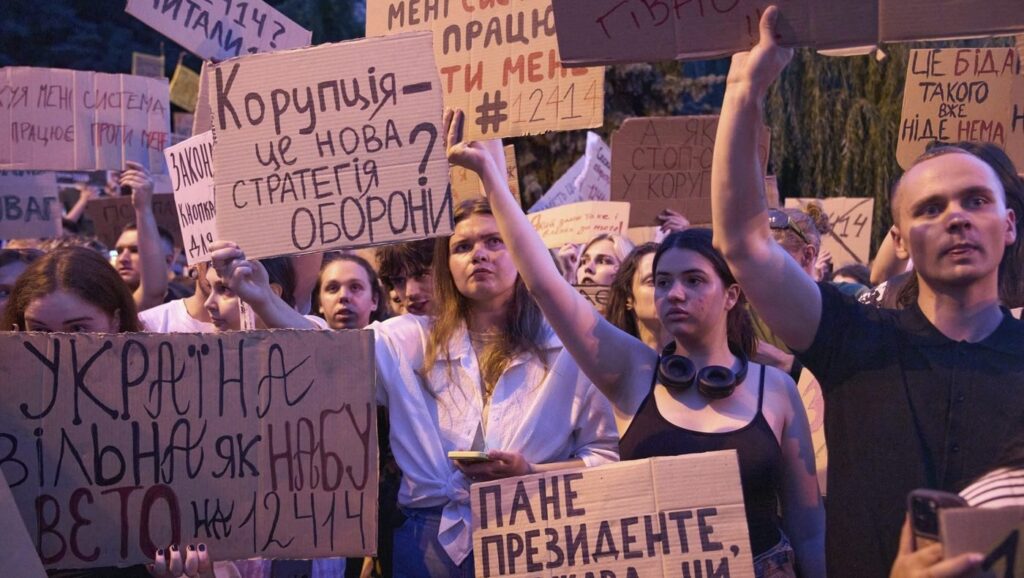 Kiev, 23 iulie: manifestație împotriva legii care plasează două birouri anticorupție sub controlul procurorului general Foto: Profimedia