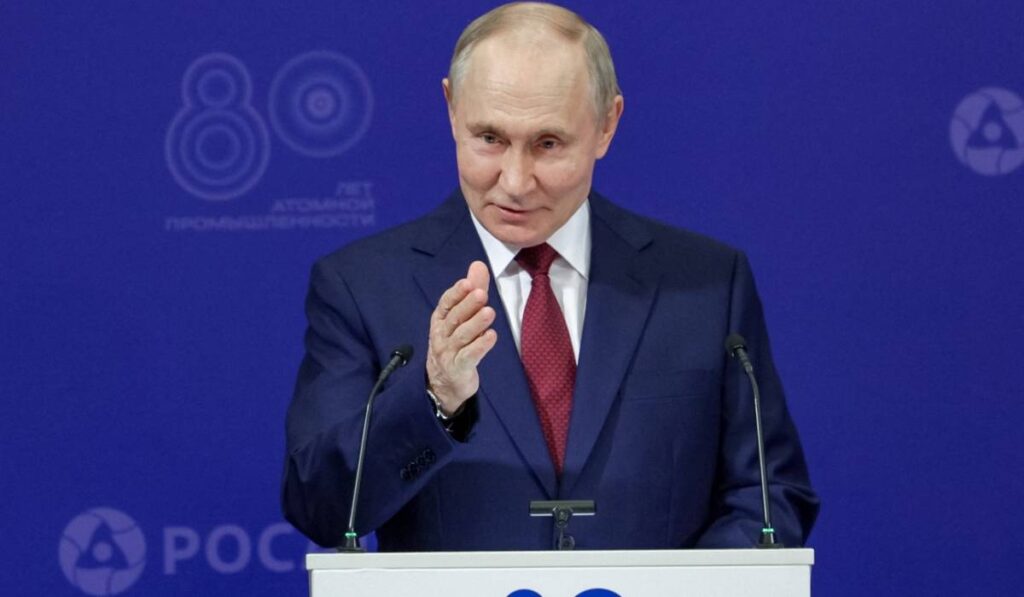 Vladimir Putin în timpul unei conferințe de presă, președintele rus arată cu mâna spre camera de fotografiat