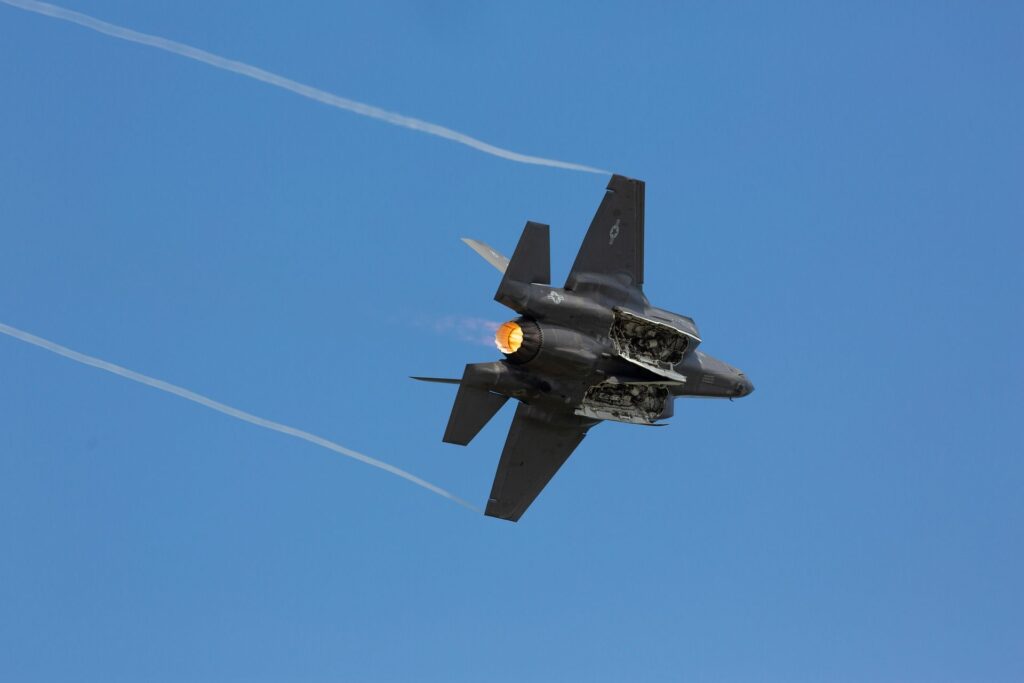 Cum s-a prăbușit un avion F-35 în Alaska. Pilotul a vorbit 50 de minute cu inginerii înainte de a se catapulta (Video)