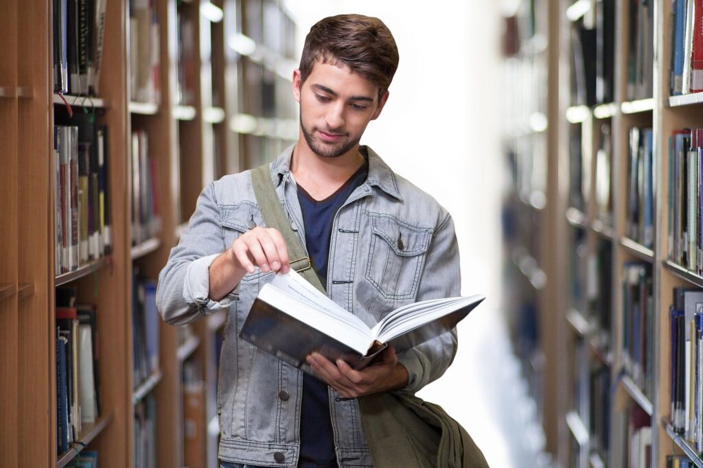 Daniel David: Universitățile pot acorda burse și studenților la taxă, dar din fonduri proprii