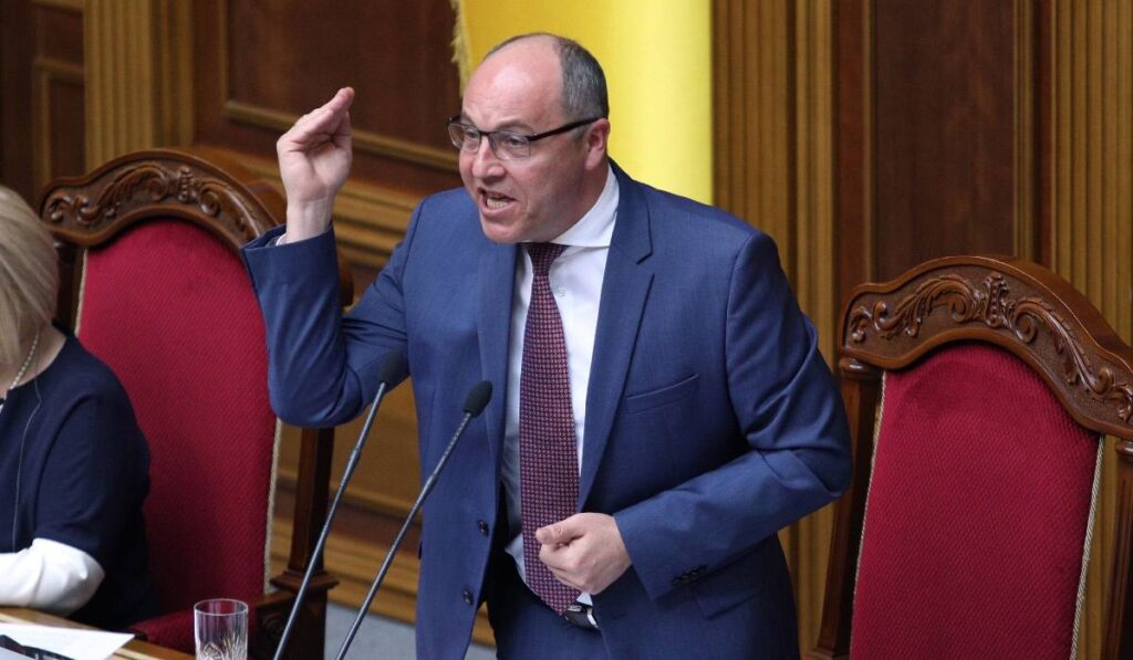 În imagine e Andrii Parubii din perioada în care era președintele Radei Supreme (Parlamentul Ucrainei), politicianul e ridicat în picioare și gesticulează
