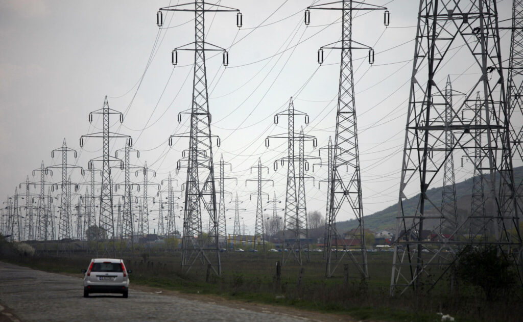 Din factura la electricitate, 50% este costul energiei, restul taxe. Gazele rămân plafonate, spune Bogdan Ivan