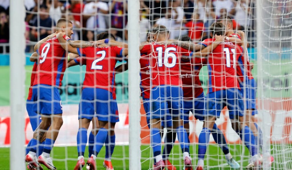 Jucători din echipa FCSB pe teren