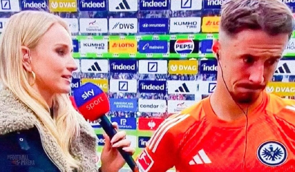 O reporteriță de la Sky Sports îi i-a interviu unui fotbalist îmbrăcat în portocaliu