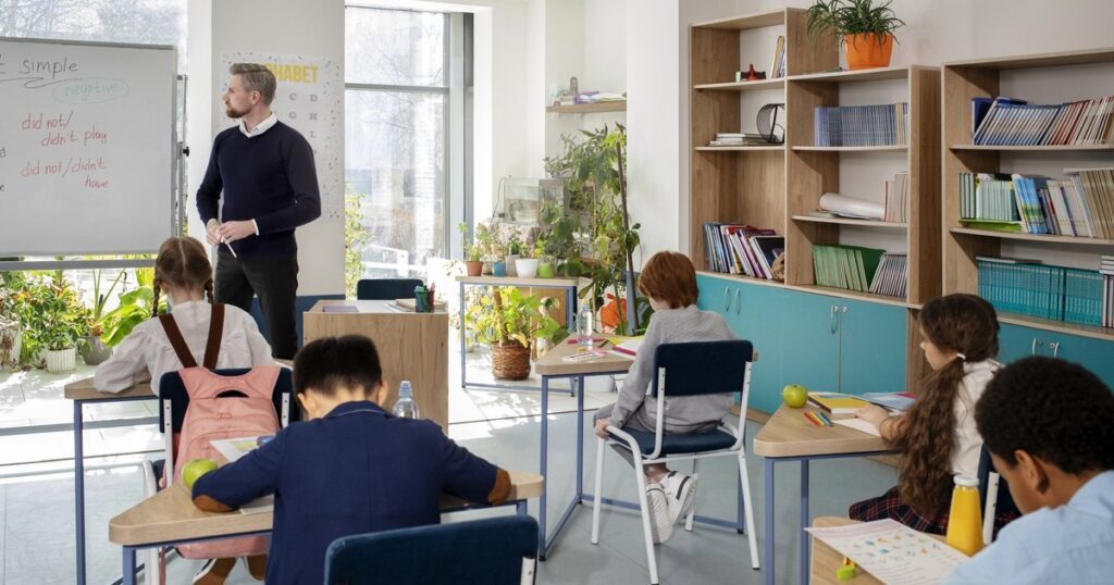 ID-ul de profesor, eliminarea titularizării, credite pentru studenții din domeniile STEM care aleg catedra. Cine propune soluțiile