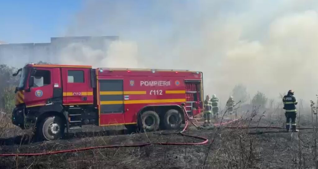 Incendiu pe 2000 mp între Arad și Horia