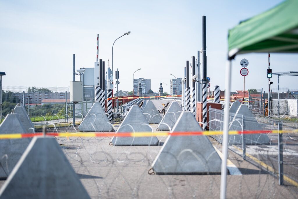 Lituania a instituit o blocadă asupra și în apropierea podului din Panemunė, care leagă Lituania de Rusia. Blocajul include mine, arici, dinți de dragon. Foto X