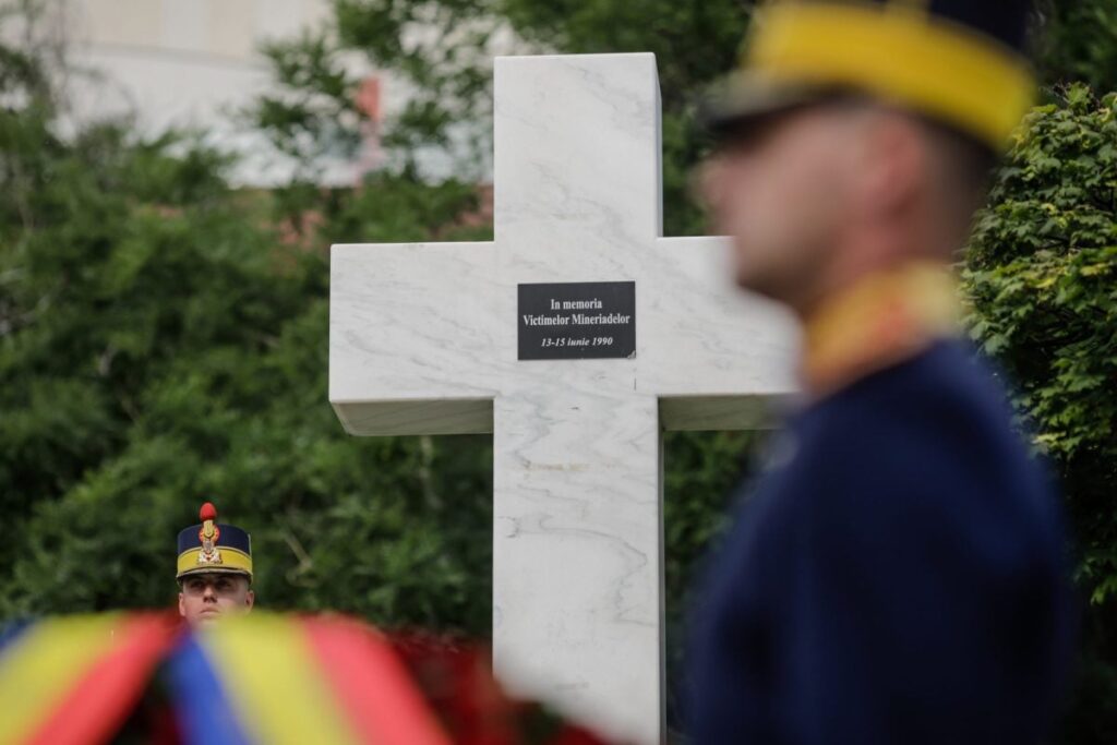 Cruce de marmură ridicată în memoria victimelor mineriadei din 1990