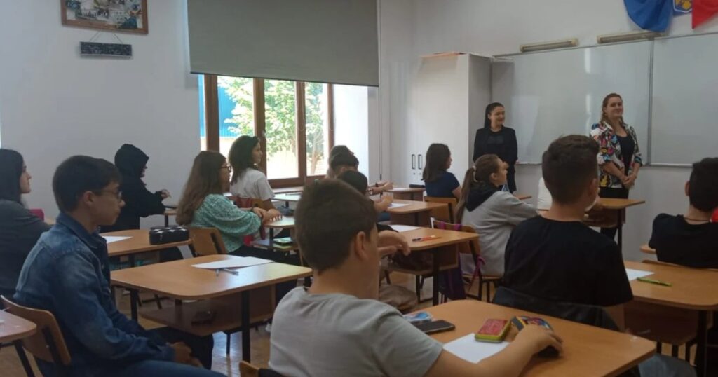 Ministerul Educației schimbă din nou regulile pentru bursele de merit. Ce elevi vor primi bani