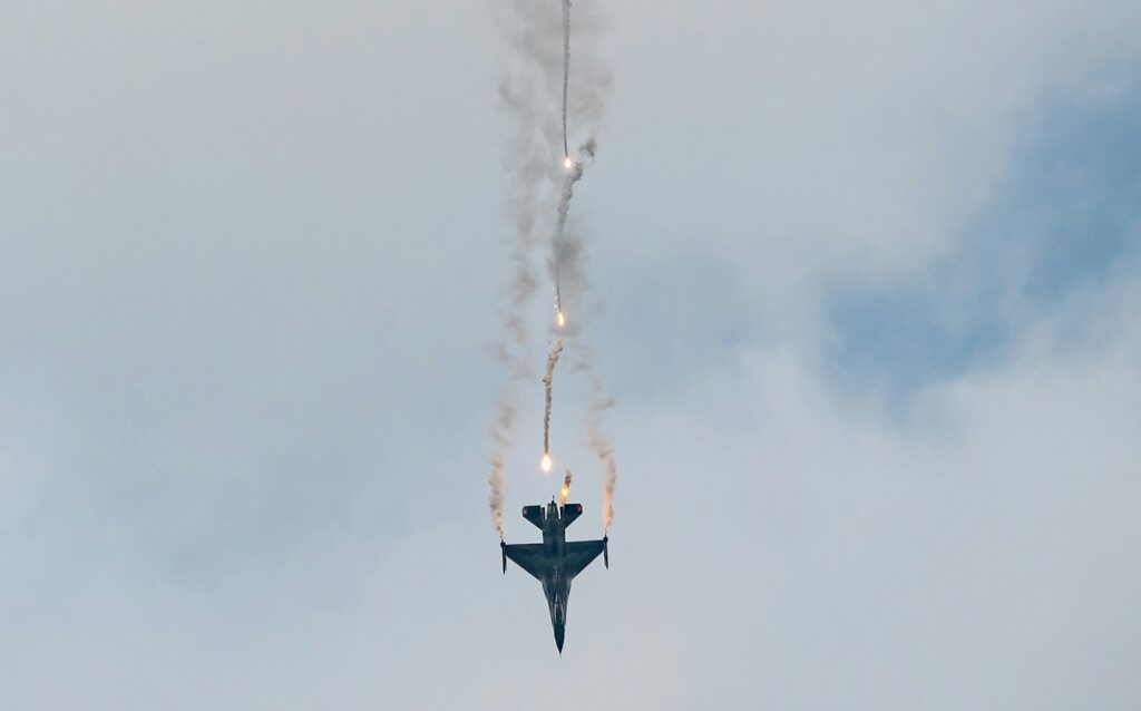 Momentul în care un F-16 se prăbușește în Polonia: Pilotul a murit (Video)