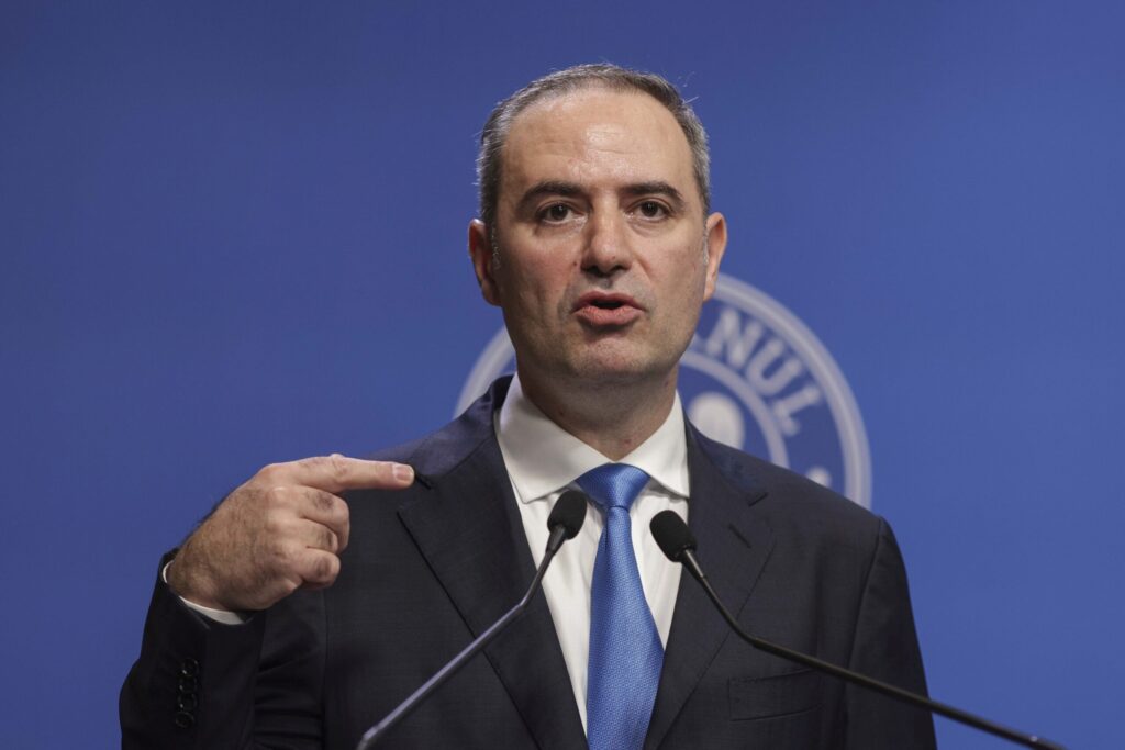 Nou scandal în Coaliție după eliminarea impozitului pe cifra de afaceri a multinaționalelor. PSD îl acuză pe Nazare că ”s-a înțeles cu bogații”