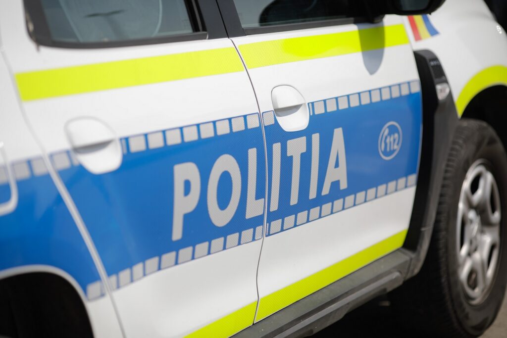 O mașină de poliție aflată în misiune s-a izbit de un alt autoturism, în zona Arcul de Triumf. O polițistă de 22 de ani a ajuns la spital