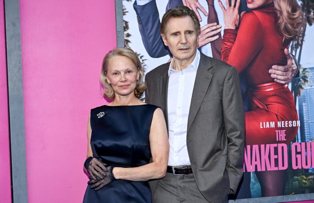 Pamela Anderson și Liam Neeson ar avea o relație reală. Au fost acuzați că apropierea lor e o strategie de marketing pentru filmul „The Naked Gun”