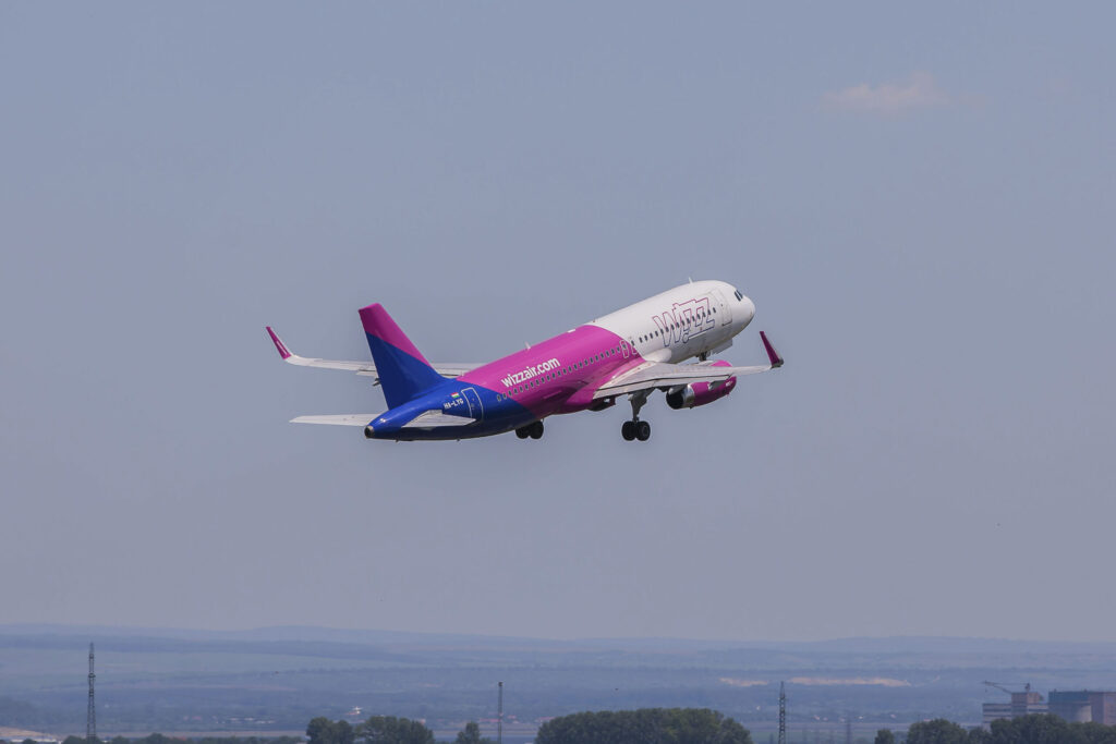Panică pe ruta Londra - Bacău: un geam spart al avionului, „reparat” cu scotch