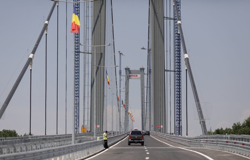 Podul de la Brăila are iar probleme: A apărut apă în asfalt