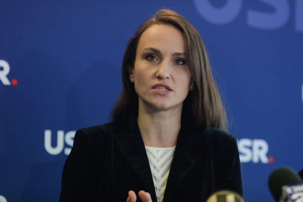 Revolta funcționarilor împotriva ministrului Oana Țoiu: Acuză numiri politice, cheltuieli nejustificate și discriminări salariale