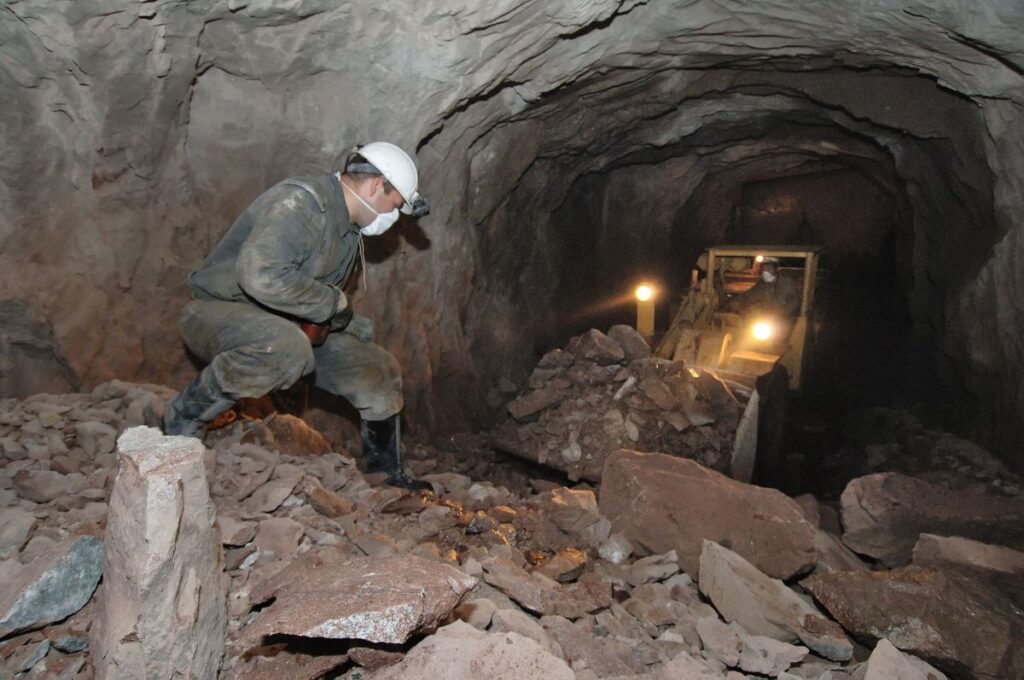 Un miner așteaptă să sosească un excavator într-o mină de uraniu din Rusia, august 2006