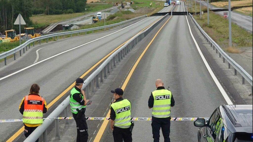 Mai mulți polițiști sunt la locul unde o bucată din autostrada E6 din Norvegia s-a surpat în urma unei alunecări de teren, în Levanger, sâmbătă, 30 august 2025