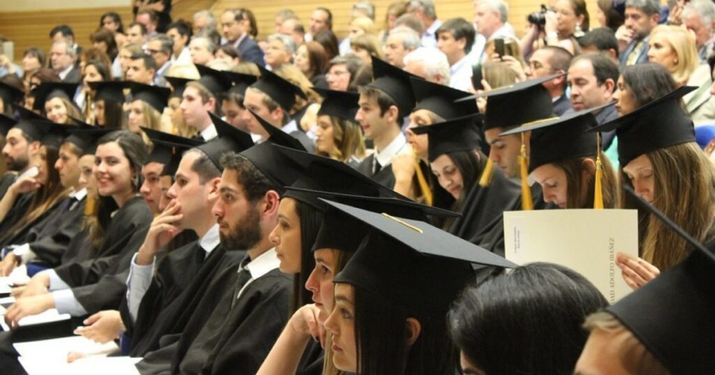 Tăiere masivă a burselor studențești. Viitorii dascăli pierd 1.500 lei, bursele de excelență eliminate. Educația, victima reformei bugetare