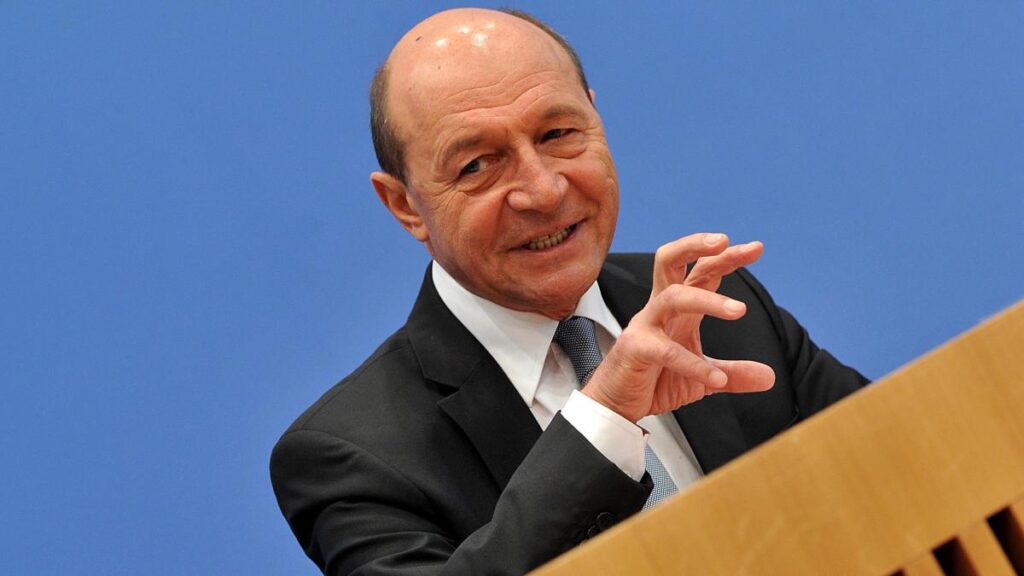 Traian Băsescu își recapătă drepturile de fost președinte