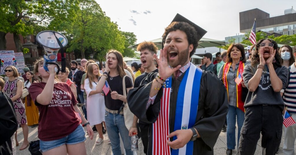 Trump vrea să scurteze valabilitatea vizei studențești. La început de an școlar, o nouă lovitură pentru universitățile americane