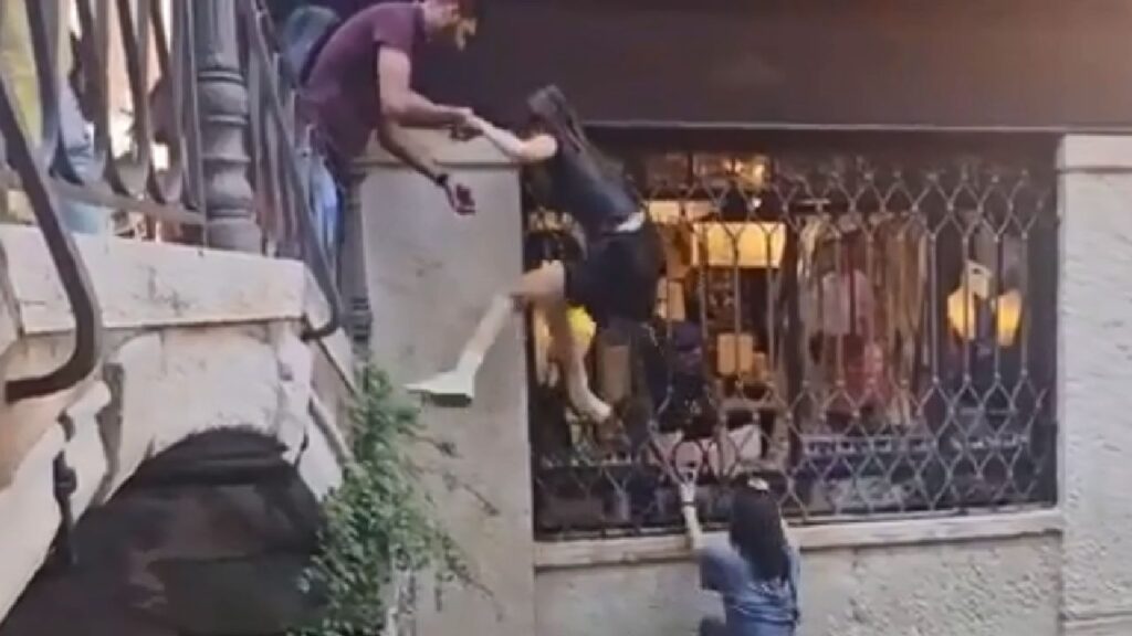 Gondolă răsturnată în Veneția, turiștii fac baie involuntară, după ce unul a vrut să-și facă un selfie: „Nu vor mai lua gondola tot restul vieții”