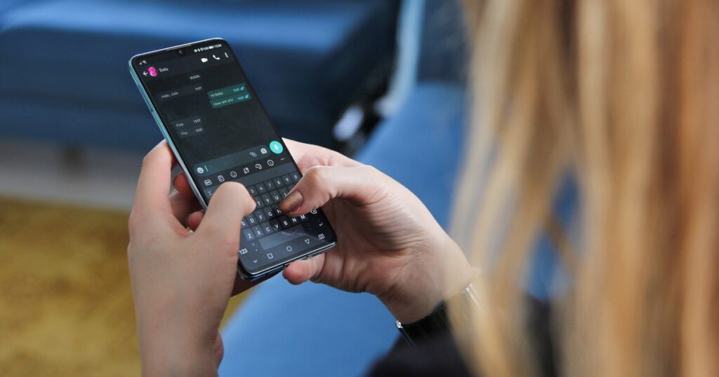 UE pregătește cel mai mare atac asupra intimității digitale: toate mesajele criptate ar putea fi scanate automat