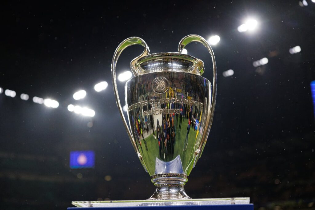 Trofeul Ligii Campionilor, văzut în timpul meciului din Liga Campionilor UEFA dintre echipele Internazionale Milano și Feyenoord FC