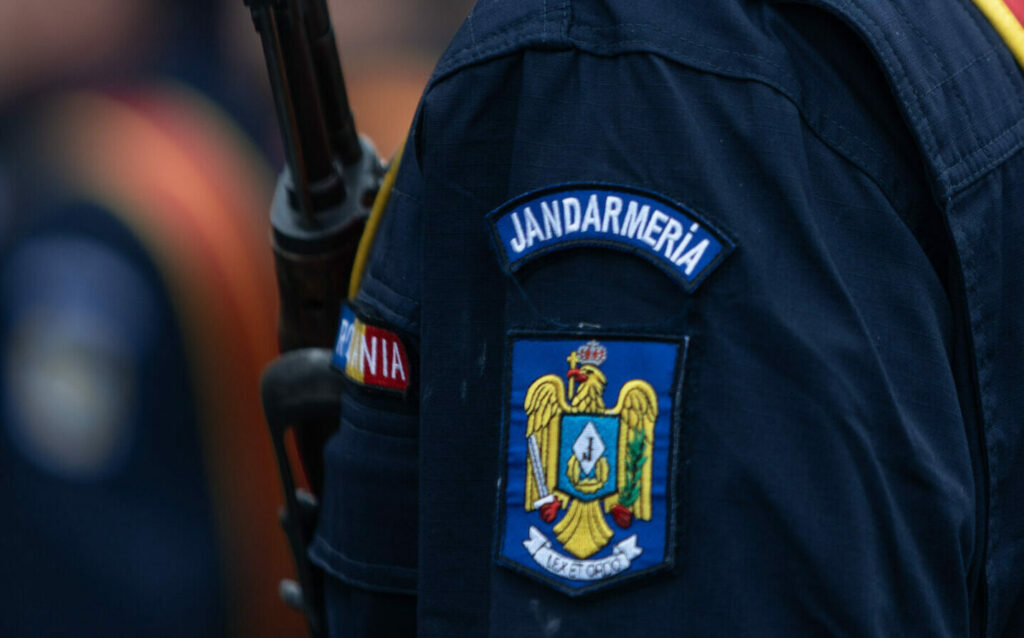 Un jandarm din Vaslui a salvat un muncitor nepalez prăbuşit pe marginea drumului