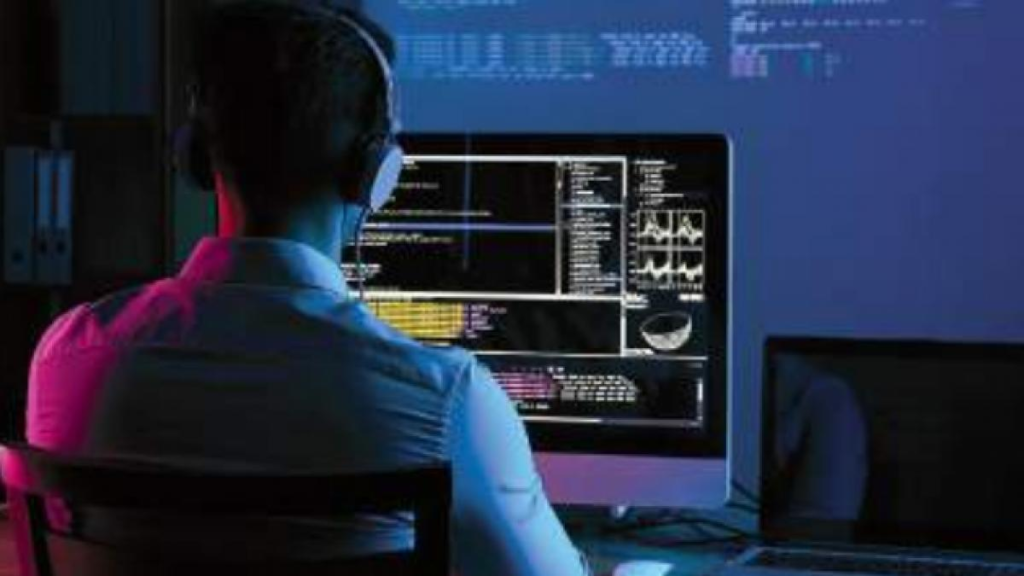 Un ministru USR inventează noțiunea de „conținut cu potențial periculos” pentru a introduce cenzura în mediul online