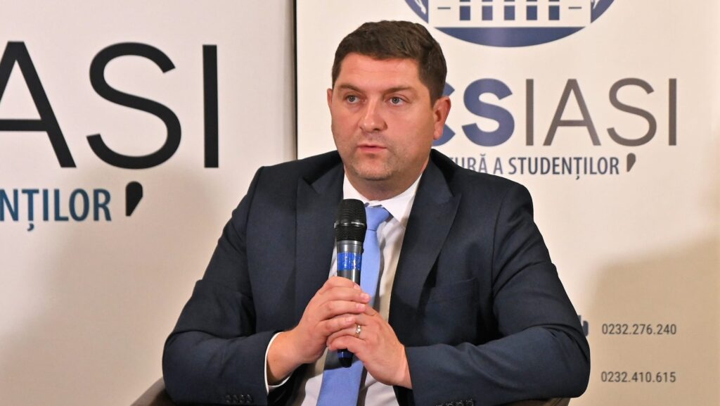 Bogdan Cojocaru surprins în timp ce ține în mâini un microfon, în timpul unui eveniment