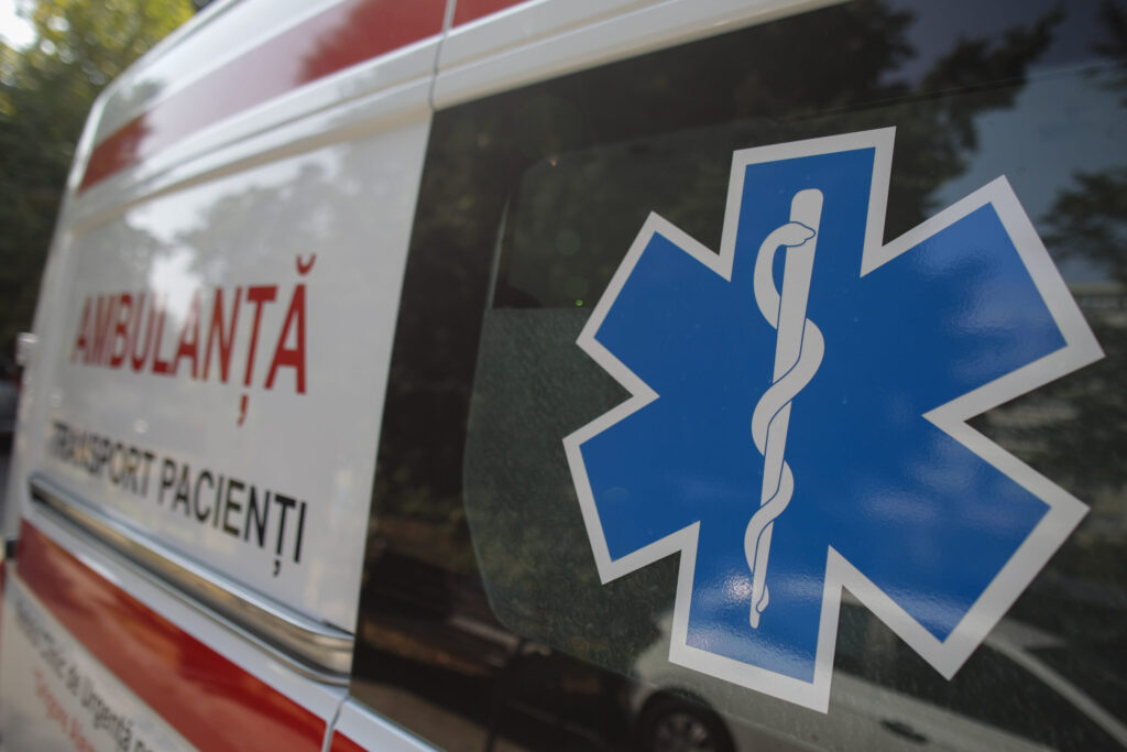 13 persoane au ajuns la spital după ce un microbuz și o mașină s-au ciocnit, la Mangalia