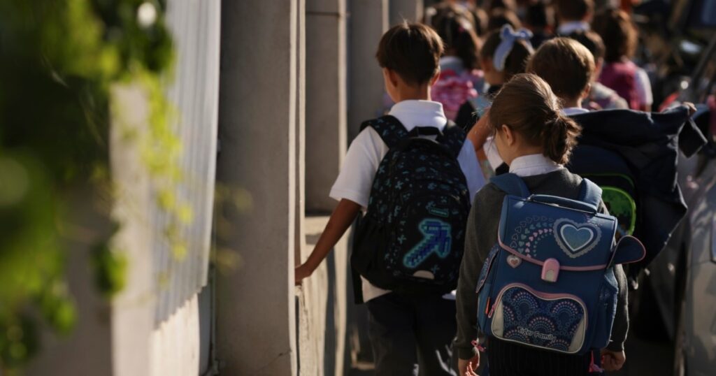 16% dintre copiii români de 6–14 ani nu sunt înscriși la școală. La liceu, abandonul școlar crește la 32%