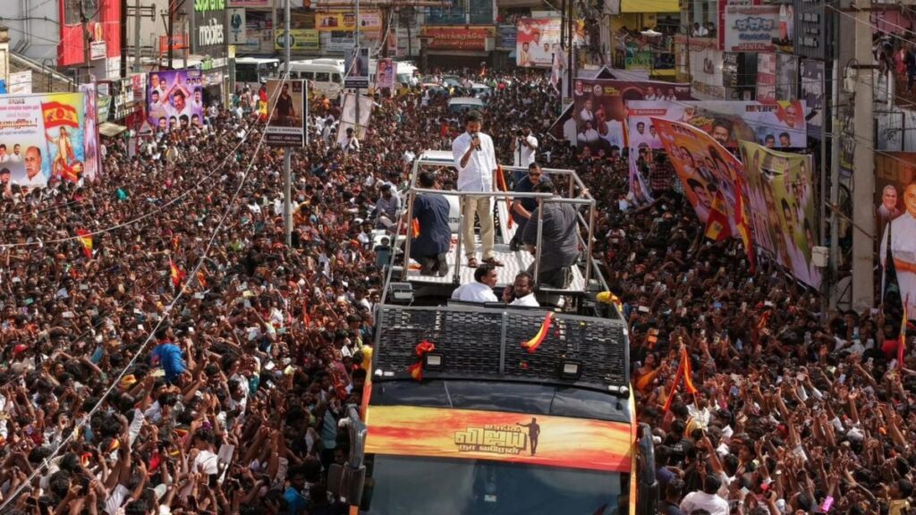 Actorul devenit politician Vijay se adresează susținătorilor dintr-un autobuz decapotabil în timpul unui miting de campanie al Tamilaga Vettri Kazhagam (TVK) din Karur, India, 27 septembrie 2025