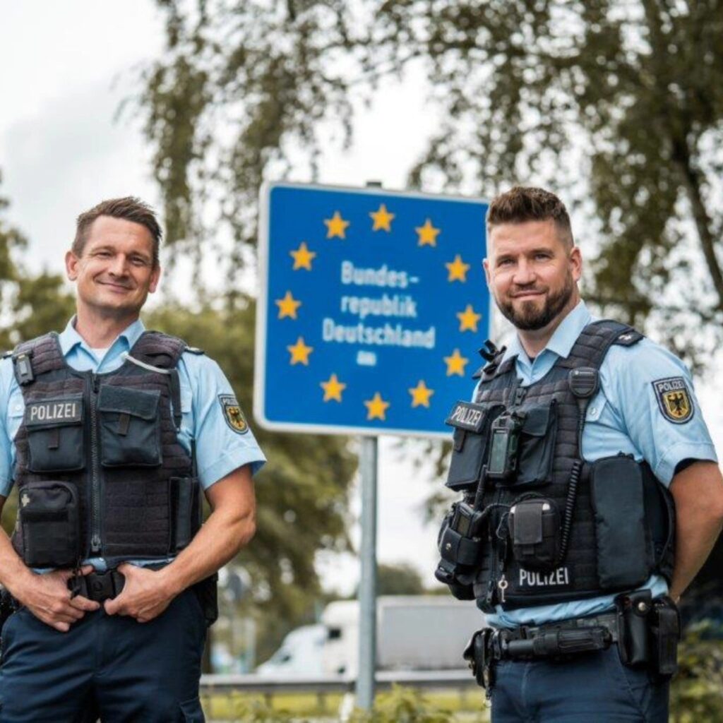 Un adolescent și-a reclamat părinții la poliție din cauză că l-au pus să-și facă ordine în cameră, în Germania