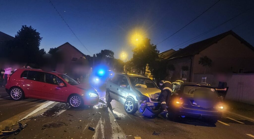 Accident rutier cu trei maşini în Oradea. O femeie a ajuns la spital