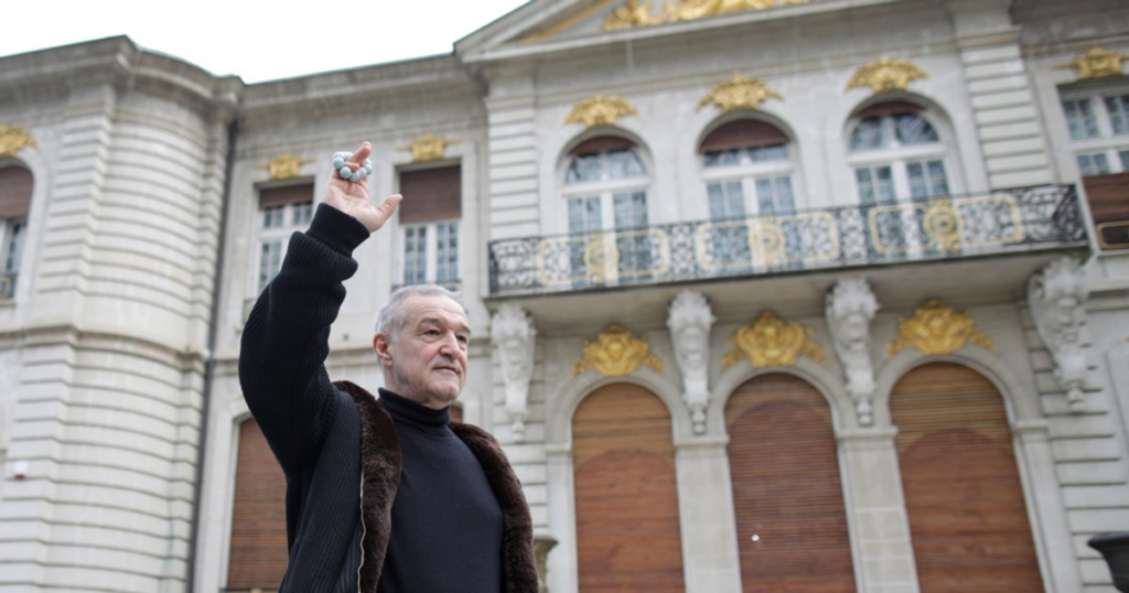 Act bizar de vandalism, la palatul lui Gigi Becali. Mesaje cu tentă politică și poze cu Halep + prima reacție a patronului FCSB