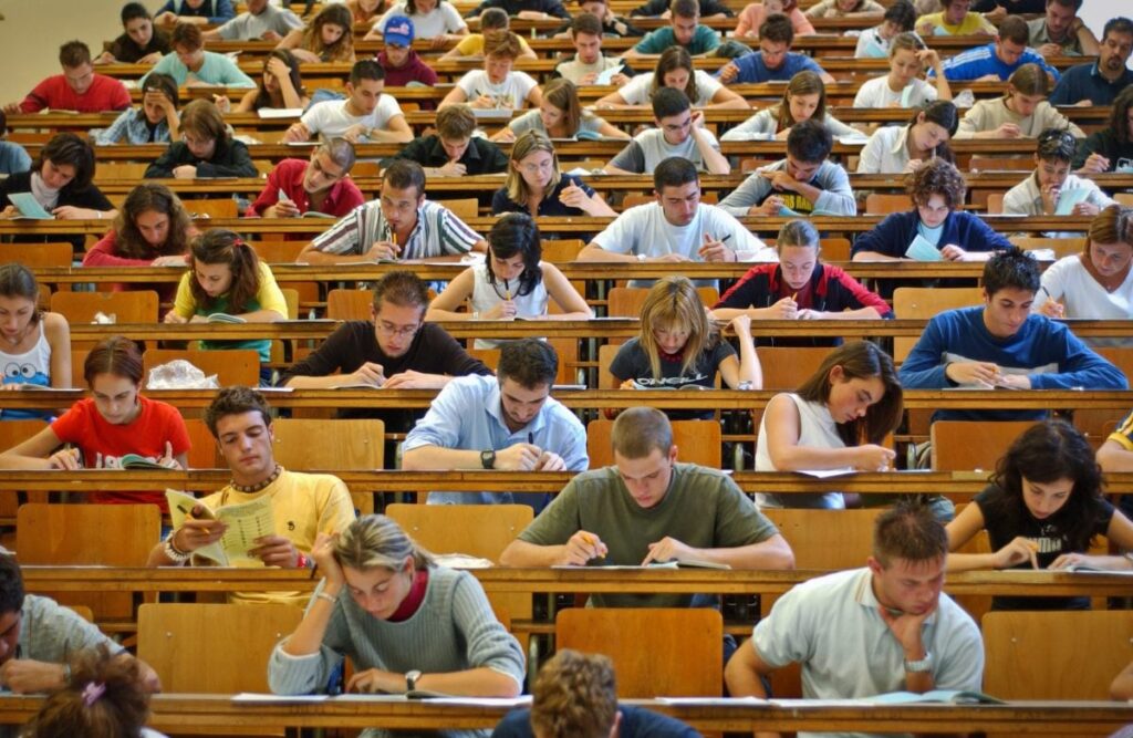 Studenți care susțin examenul de admitere la facultate