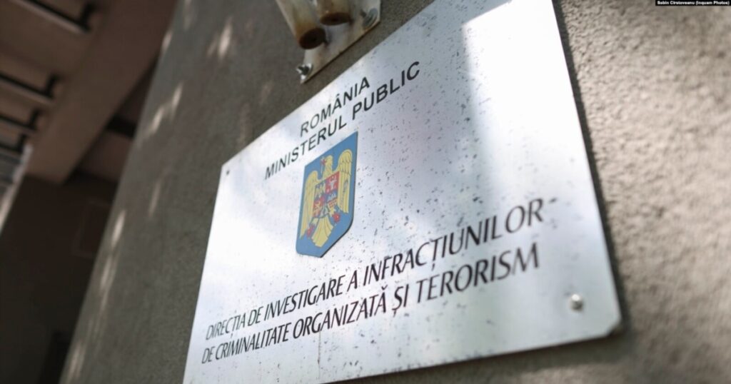 Adolescent de 17 ani, reținut pentru amenințări teroriste către școli și spitale. A colaborat cu o minoră de 14 ani pentru a crea panică