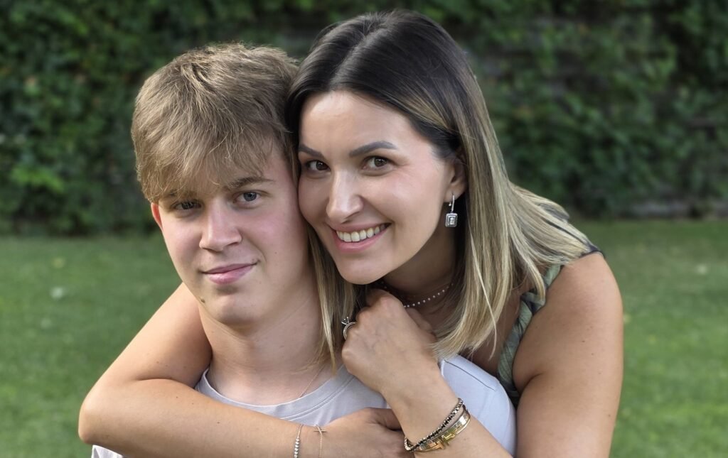 Alex, fiul Elei Crăciun, și-a transformat hobbyul într-o ocupație serioasă. „Crește oi. Este la Sinaia acum, are de cosit”