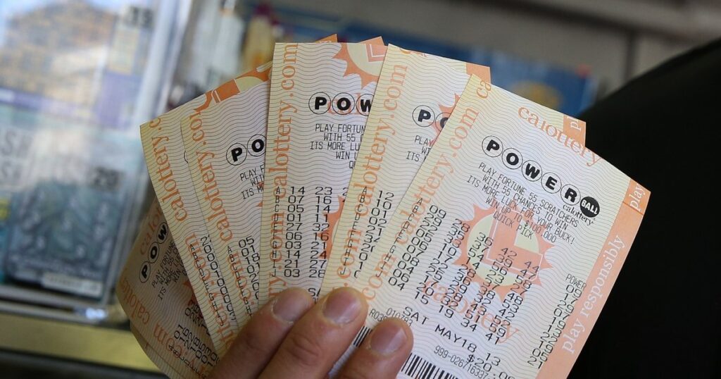 Americanul care a câștigat aproape un miliard de dolari la loto: „Acum sunt multimilionar, iar aseară spălam rufe”