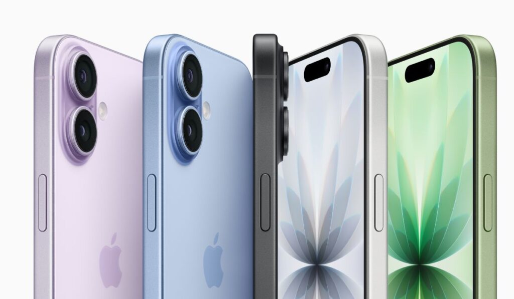 4 telefoane iPhone 17, dispuse pe lateral, de culori roz, albastru, negru, mov și verde.