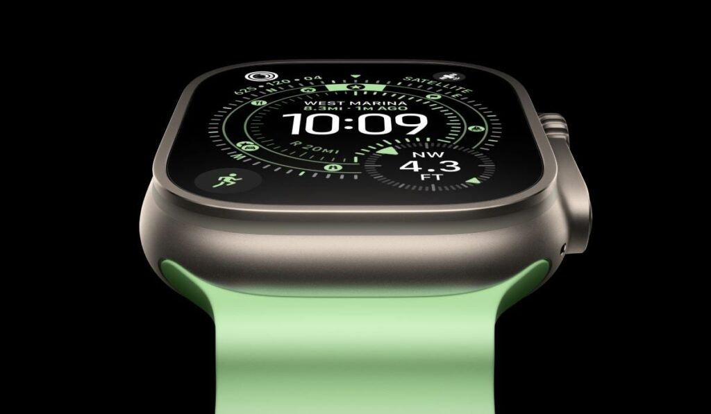 Poza de prezentare cu Apple Watch Ultra 3, din față, de culoare Black Titanium, cu curea verde.